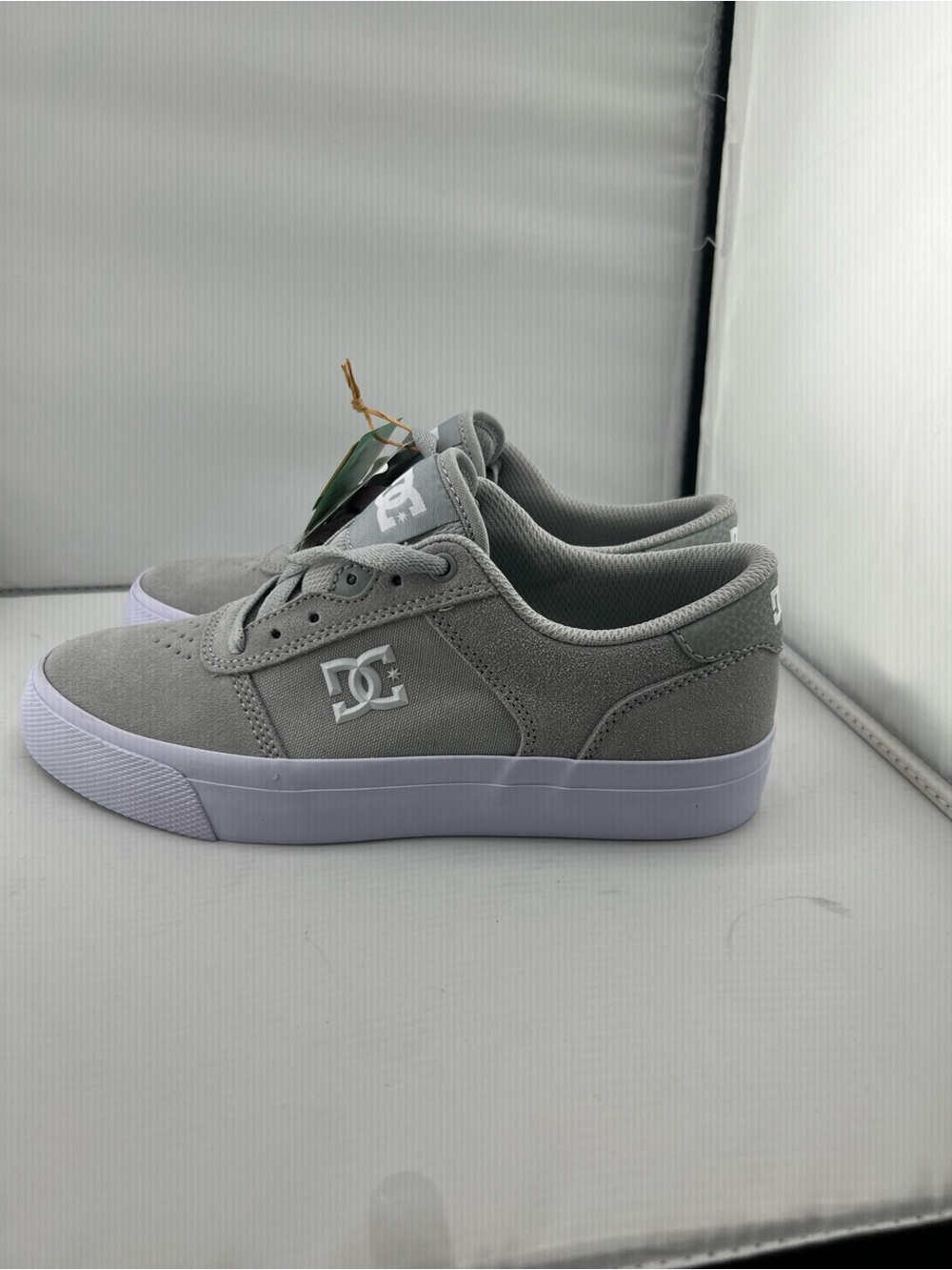 👟DC bloom Grey Suede Skate Sneakers with White Accents - Picture 6 of 12